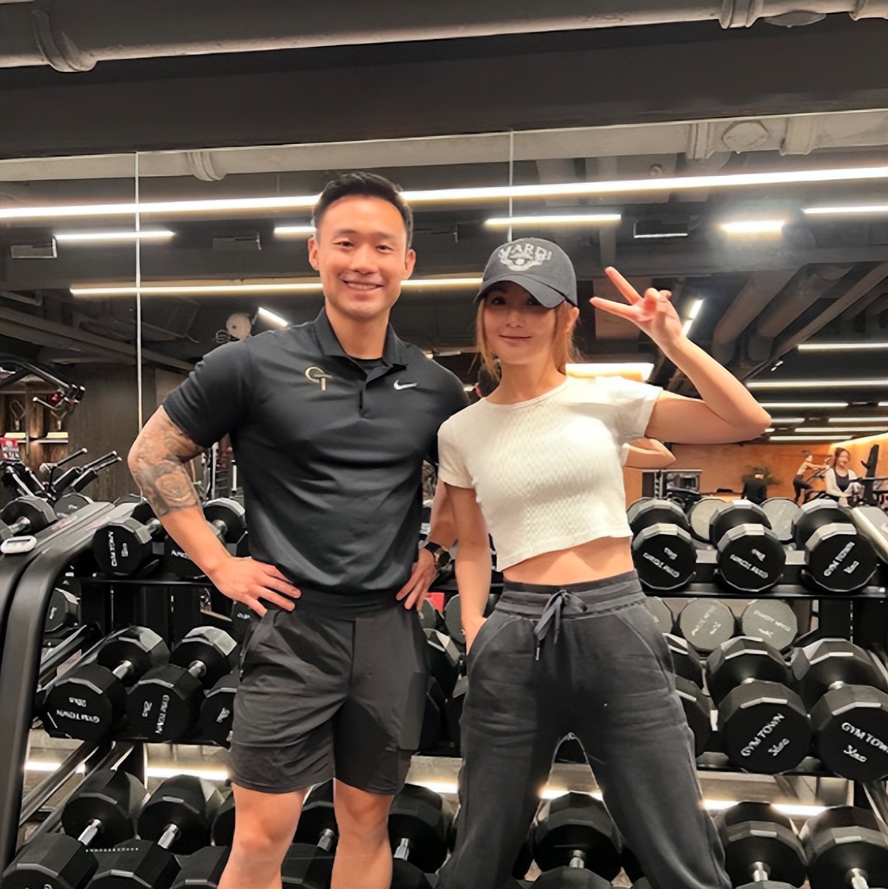 43岁阿Sa官宣新恋情，男方是健身教练比她小9岁，多张恩爱照曝光