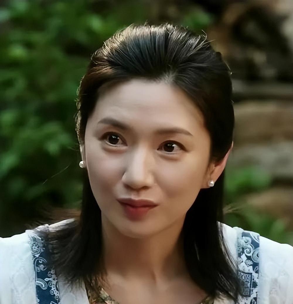 她在上海女团出道，却转身成为央视主持，46岁宛如少女，婚姻成迷