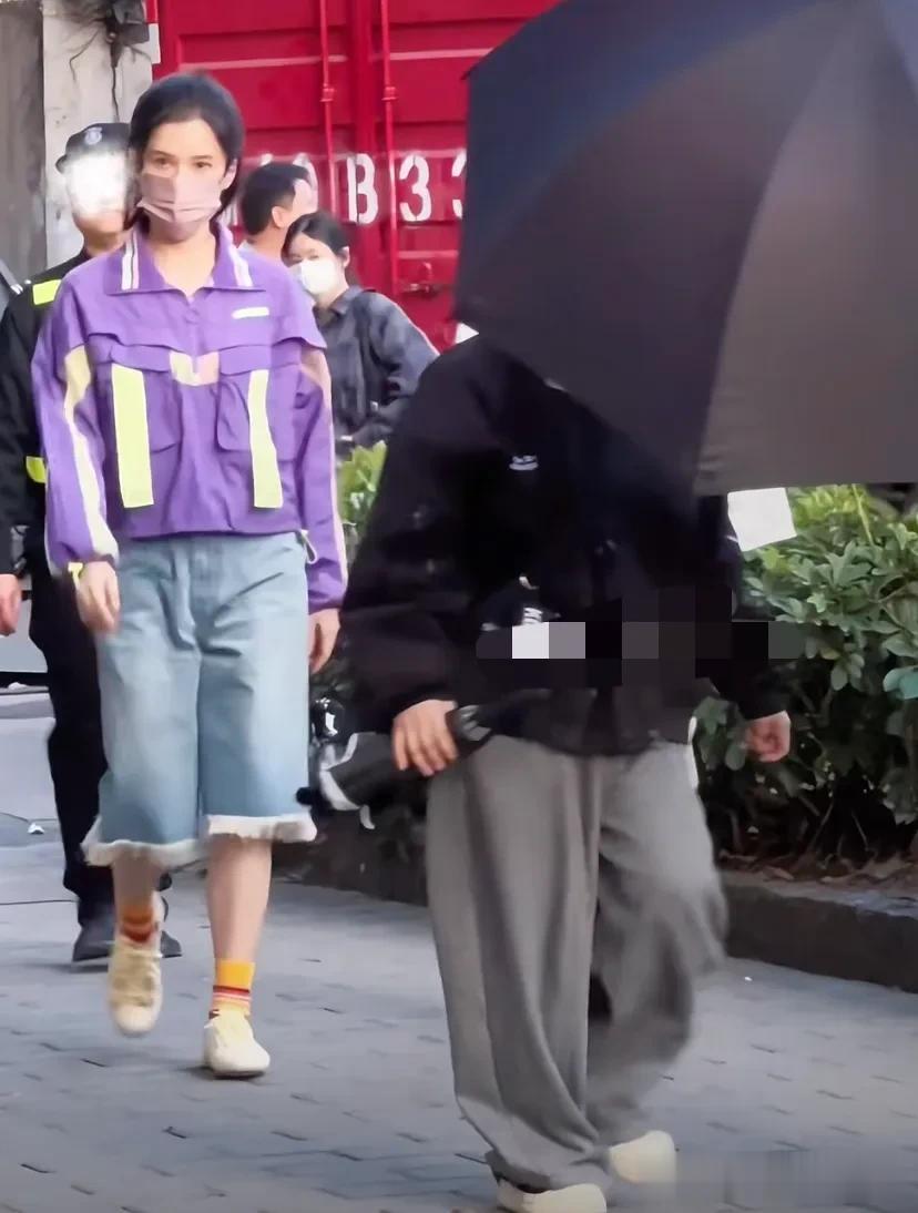 张婧仪拍戏路透图，穿搭老土显的膀大腰圆的，完全不像偶像剧女主