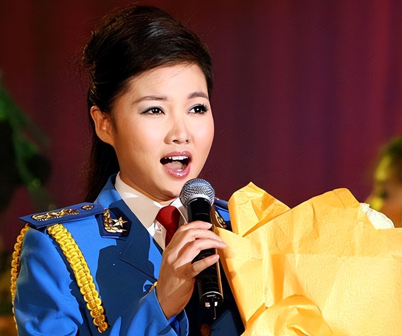 舞台上那个歌声温暖动人的女高音，曾经让无数中年观众为之动容