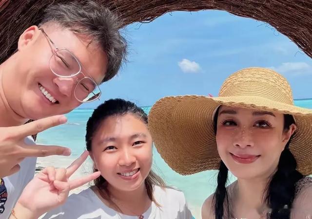 55岁钟丽缇马来西亚泳池变美人鱼，身材碾压少女，水中状态绝了