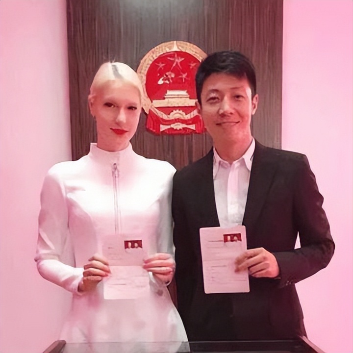 49岁撒贝宁满头白发、一脸沧桑老到不敢认,央视名嘴咋变这样了?