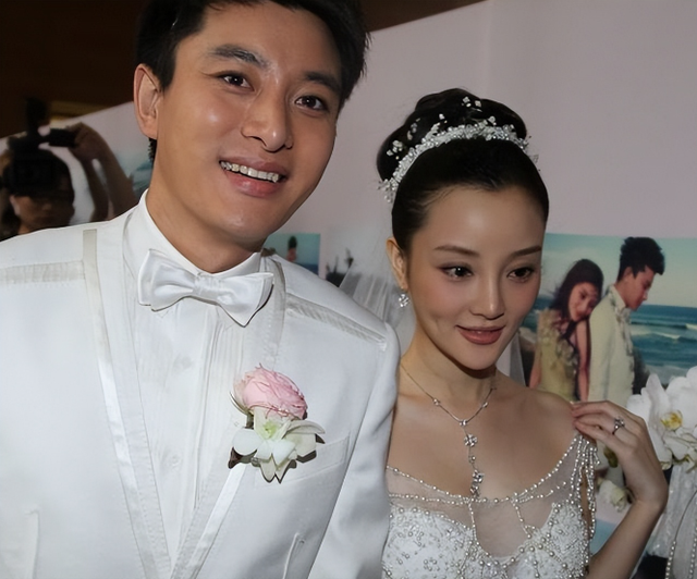 李小璐始终沉默，二胎生父成谜，彻底打破贾乃亮强撑的“温情”