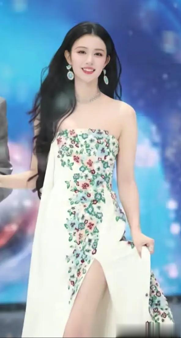 她身上的每一块脂肪都长得特别好看，太漂亮了，摇曳生姿如花似玉