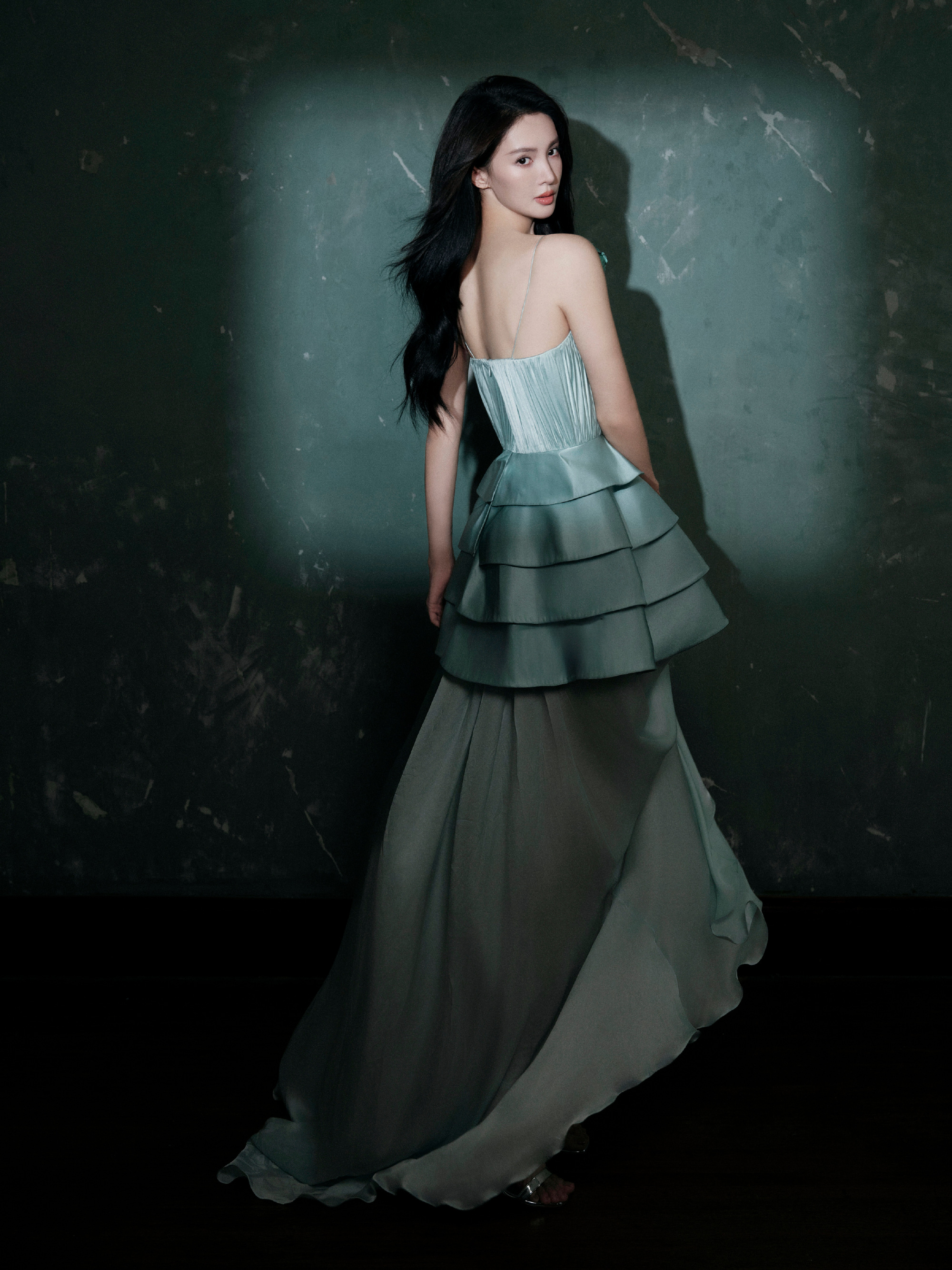 金晨薄荷绿深V鱼尾裙,美到违规,好身材怎么藏得住!