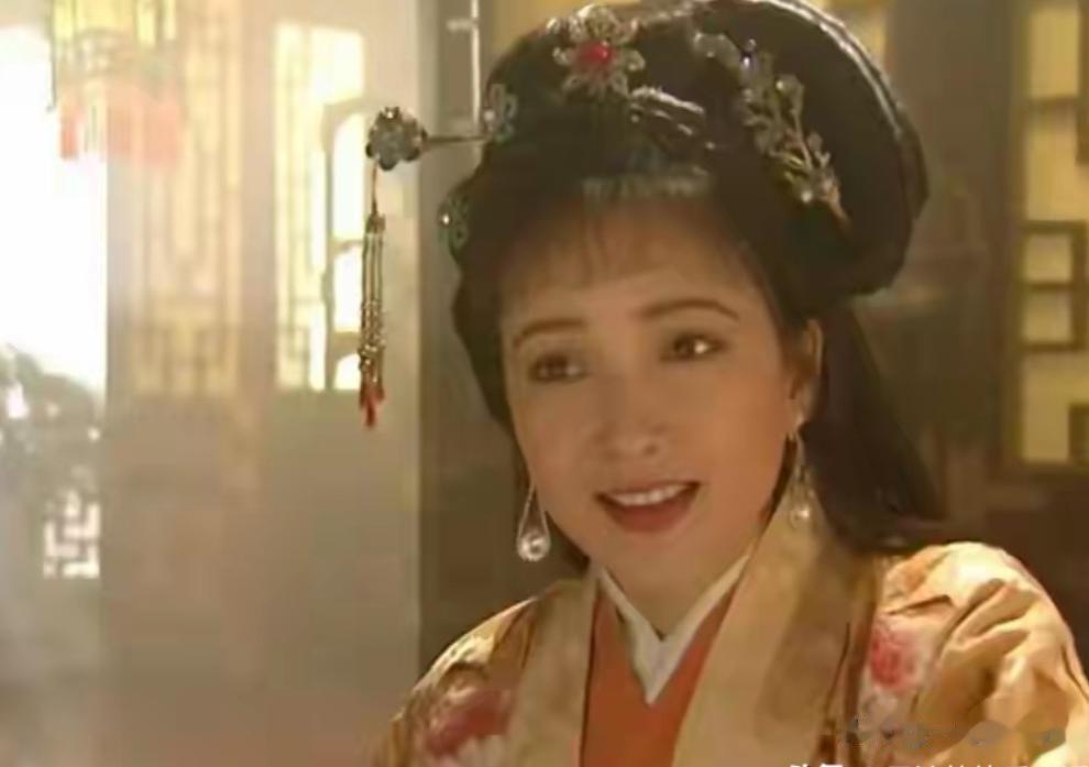 悲哀！何晴术后照曝光，晚年生活患癌又中风，保姆推轮椅进出！