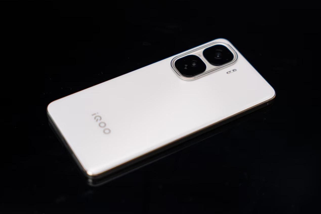 拒绝高价低配?公认“接近完美”的四款旗舰机,价格均已跌至新低