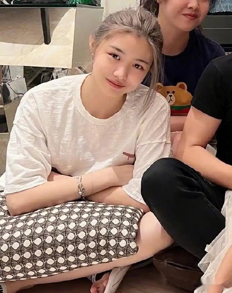 汪峰大女儿官宣恋情!男友身高190帮她提高跟鞋,沙滩拥抱好浪漫