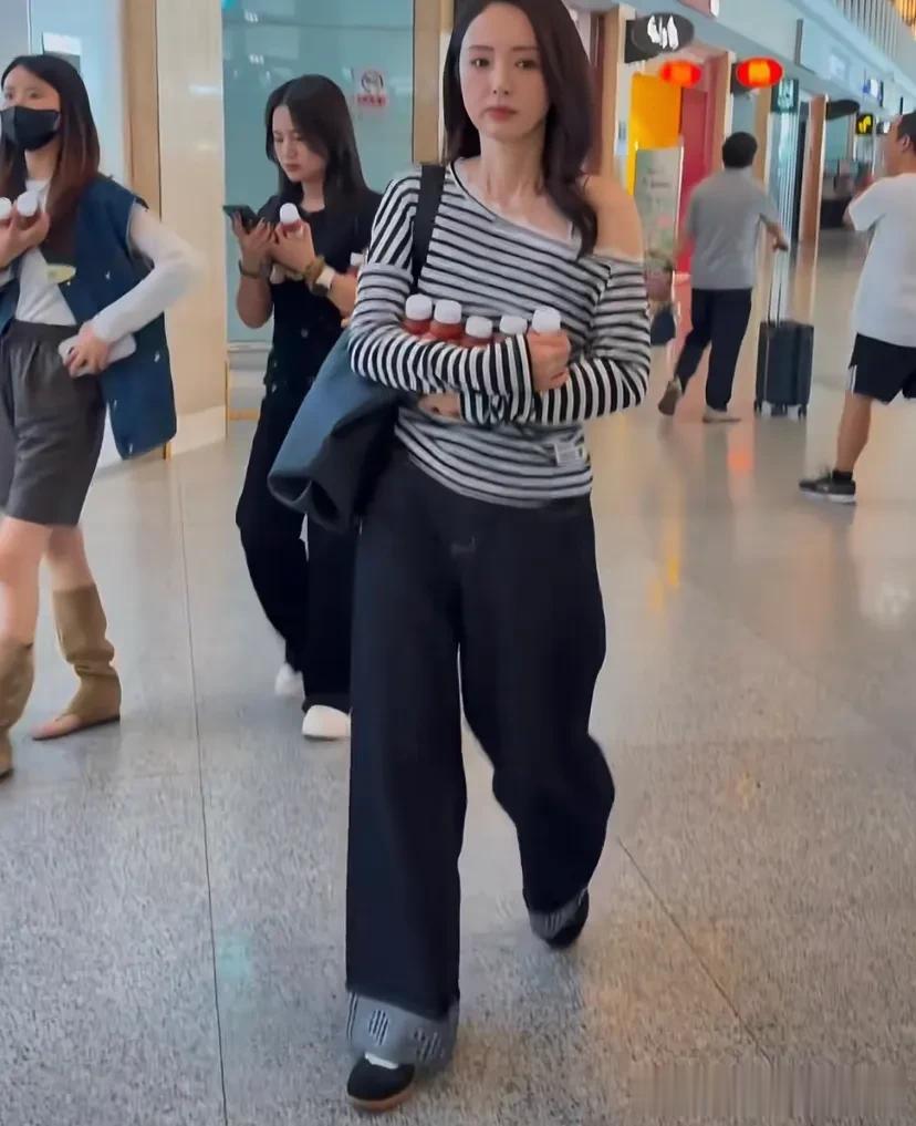 董璇机场给网友分发番茄汁，透露自己即将进组，看来没怀小小张