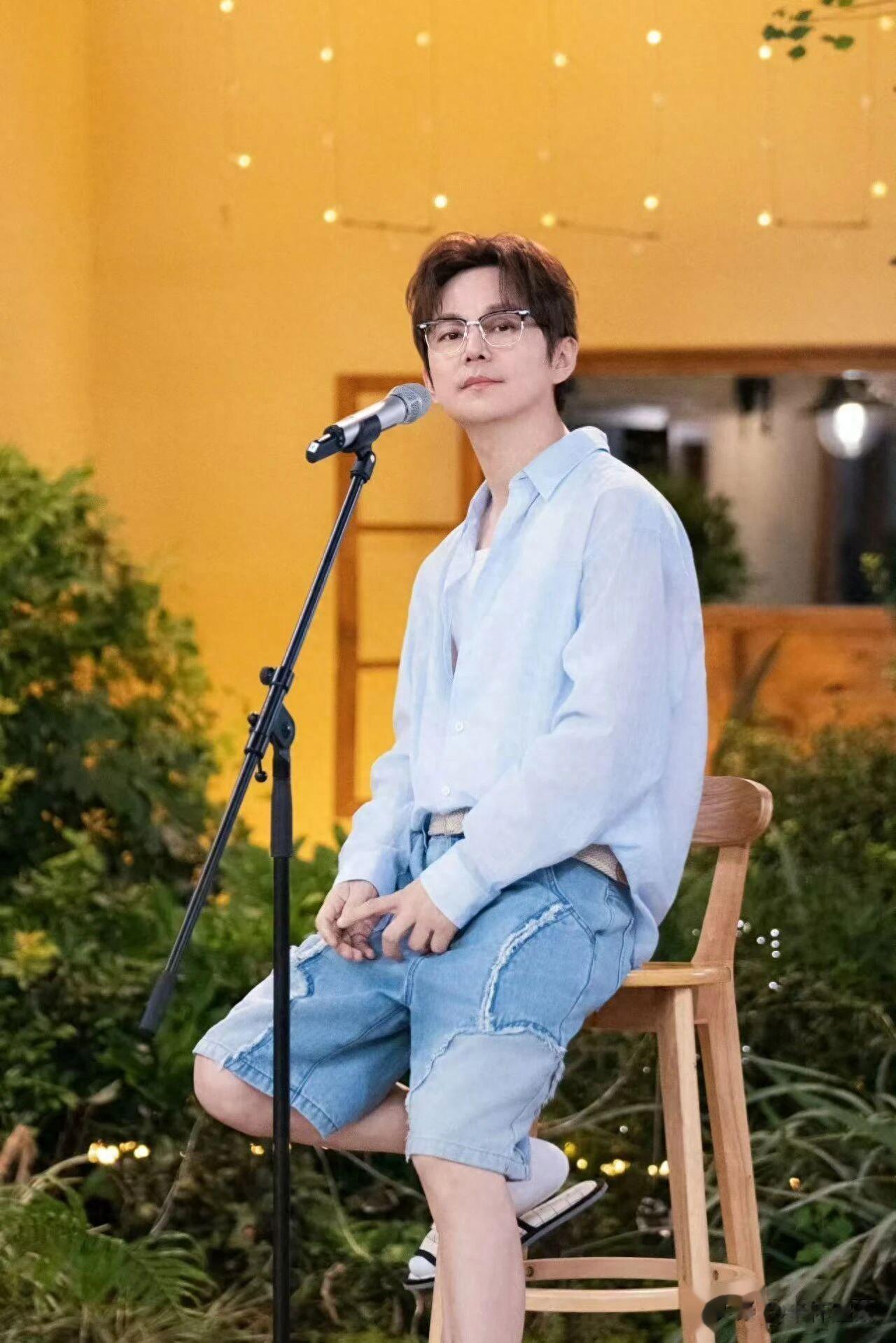 破防！何炅写了26年的专栏停更，是遗憾还是新开始？