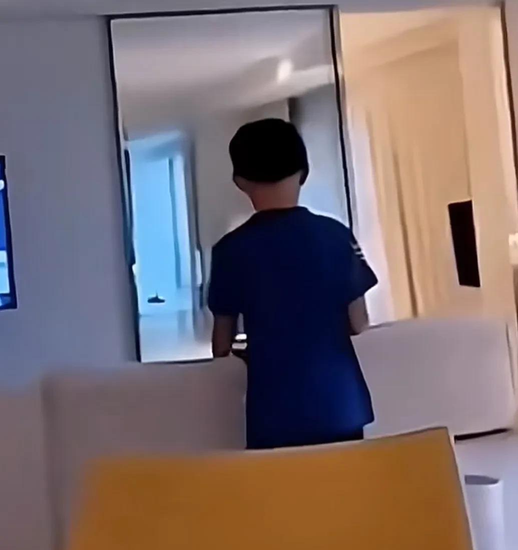 汪小菲晒与儿女同住 被吐槽头秃 玥儿穿衣风格像马筱梅 儿子爱照镜子