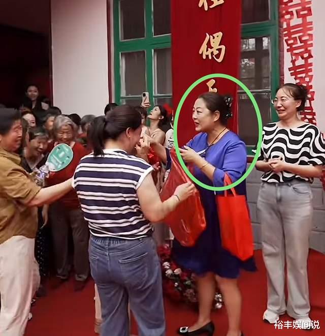 54岁王茜华现身农村参加婚礼！亲自发红包无人识，身材严重走样