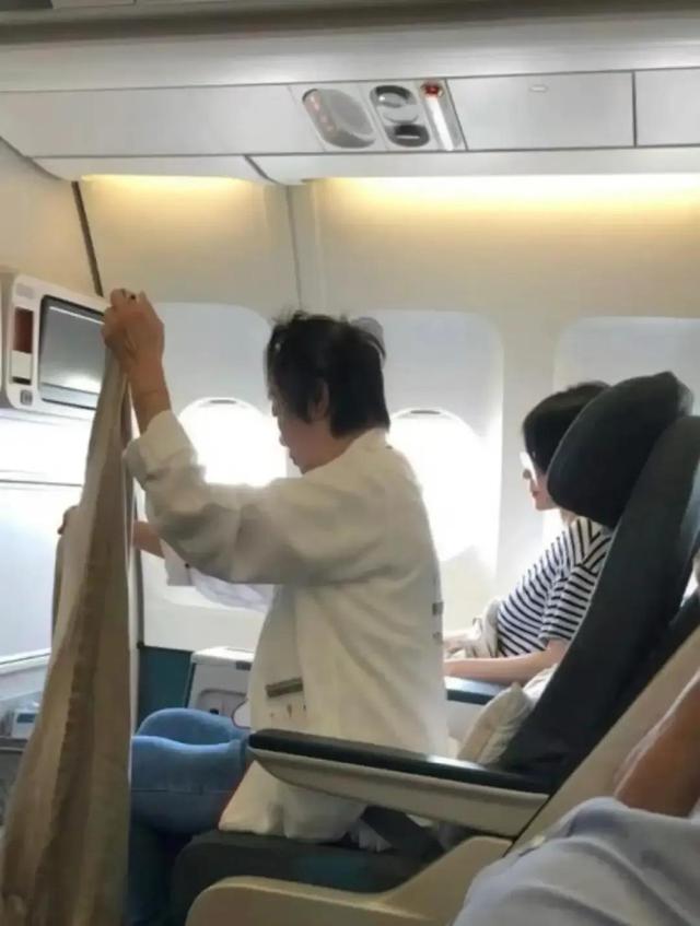 王菲飞机上被拍,55岁老态尽显,没有网上吹的那么漂亮