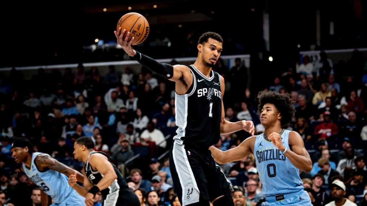 大爆冷门！文班亚马30+5，马刺惨遭逆转！福克斯18中4，火箭旧将暴走