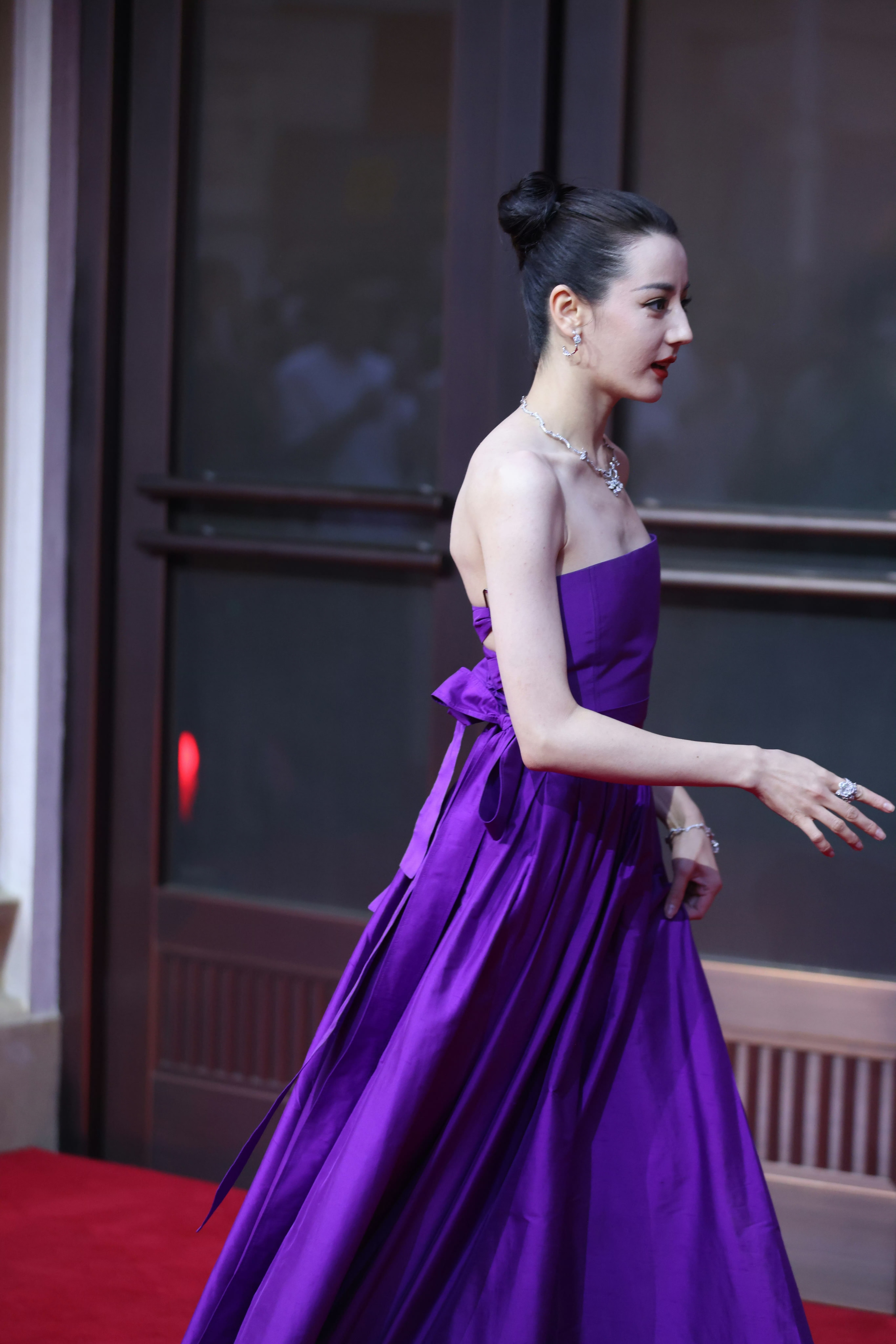 热巴,紫色抹胸裙,大光明顶发型,魅力复古风优雅迷人