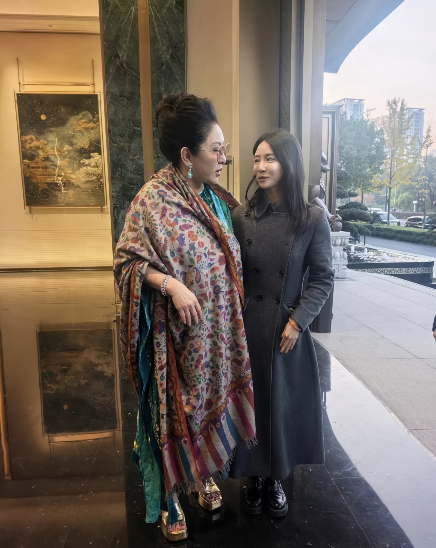 向华强夫妇杭州看房,向太大冬天光脚穿凉拖貌似身体很好火力很壮