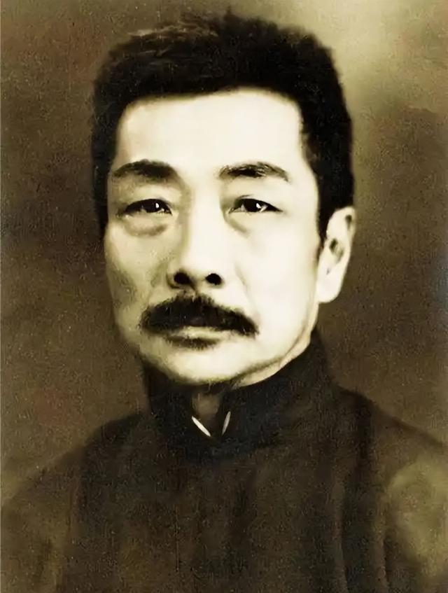 78岁演员高雄加拿大被偶遇,体态挺拔头发真多,演过霍元甲扫地僧