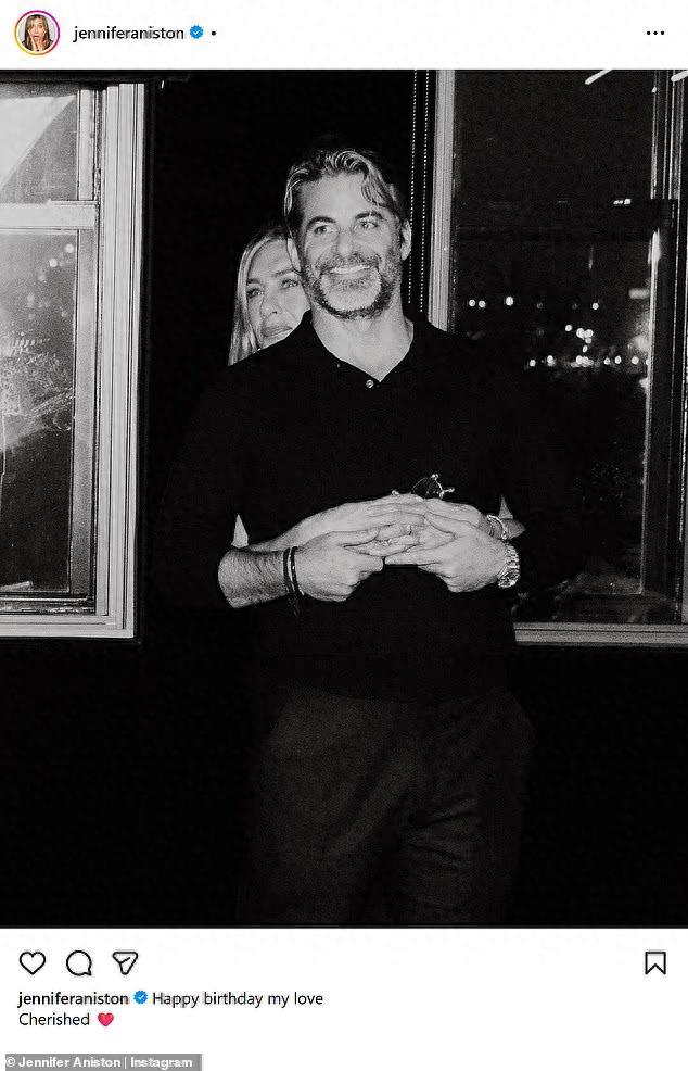 詹妮弗·安妮斯顿ins晒男友合照，为小6岁男友庆生，男方高挑帅气