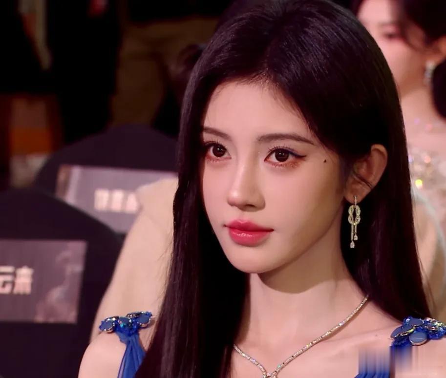 吴磊领奖镜头切赵露思，鞠婧祎脸僵像假人，星光大赏看点全在台下