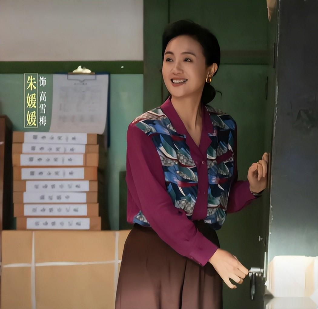 《小城大事》工作人员晒朱媛媛合照，透露拍戏期间辛柏青全程陪伴