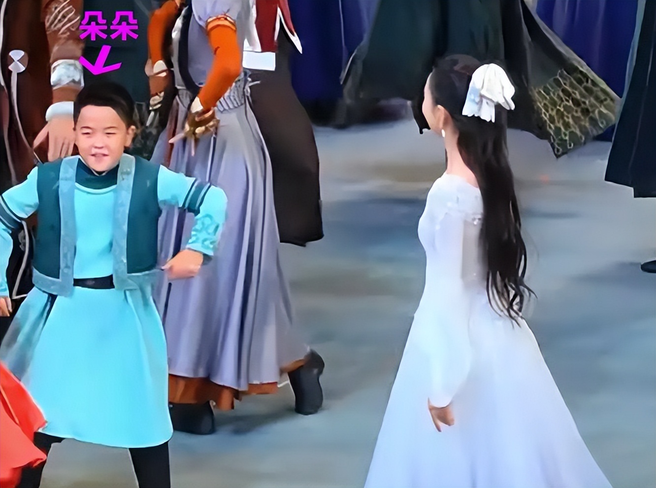 直到看到董璇被二婚男友“甩脸色”，才明白佟丽娅的不婚有多高明