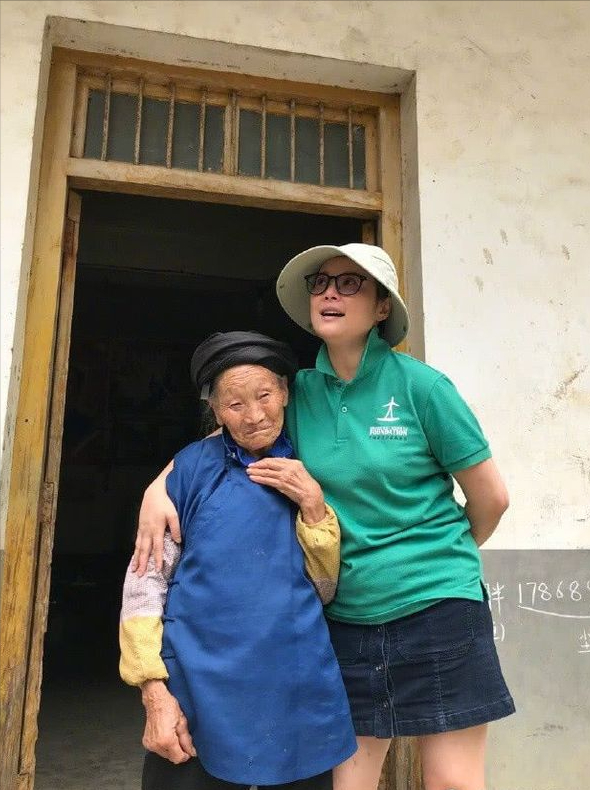 52岁袁立回村穿睡裙！拖鞋踩泥地和乡亲唠嗑，网友：是隔壁二婶！