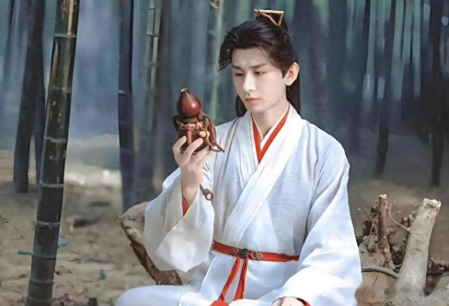 人民日报直播专访35岁成毅，只字不提演技二字，却字字珠玑