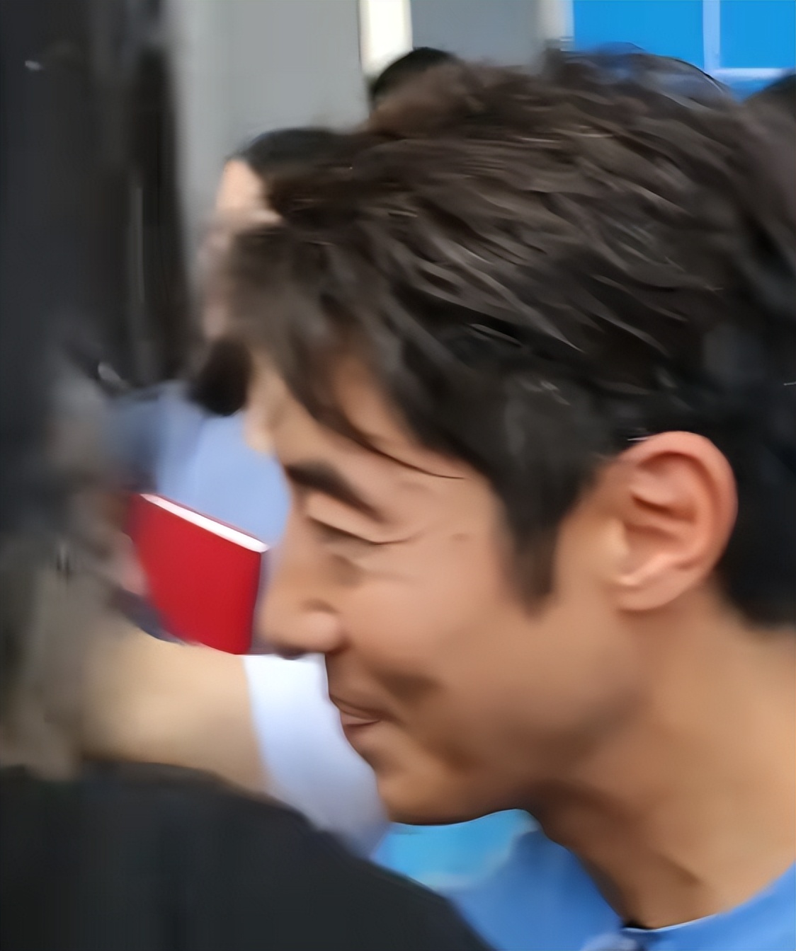 49岁撒贝宁满头白发、一脸沧桑老到不敢认,央视名嘴咋变这样了?