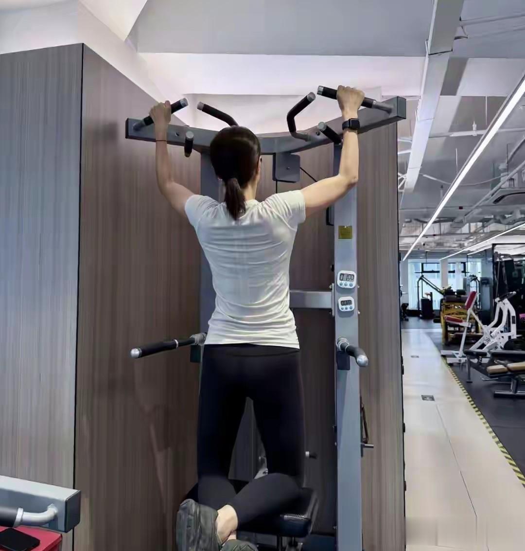 42岁沈佳妮健身照，腰臀比封神，终于懂朱亚文为啥说生理性喜欢