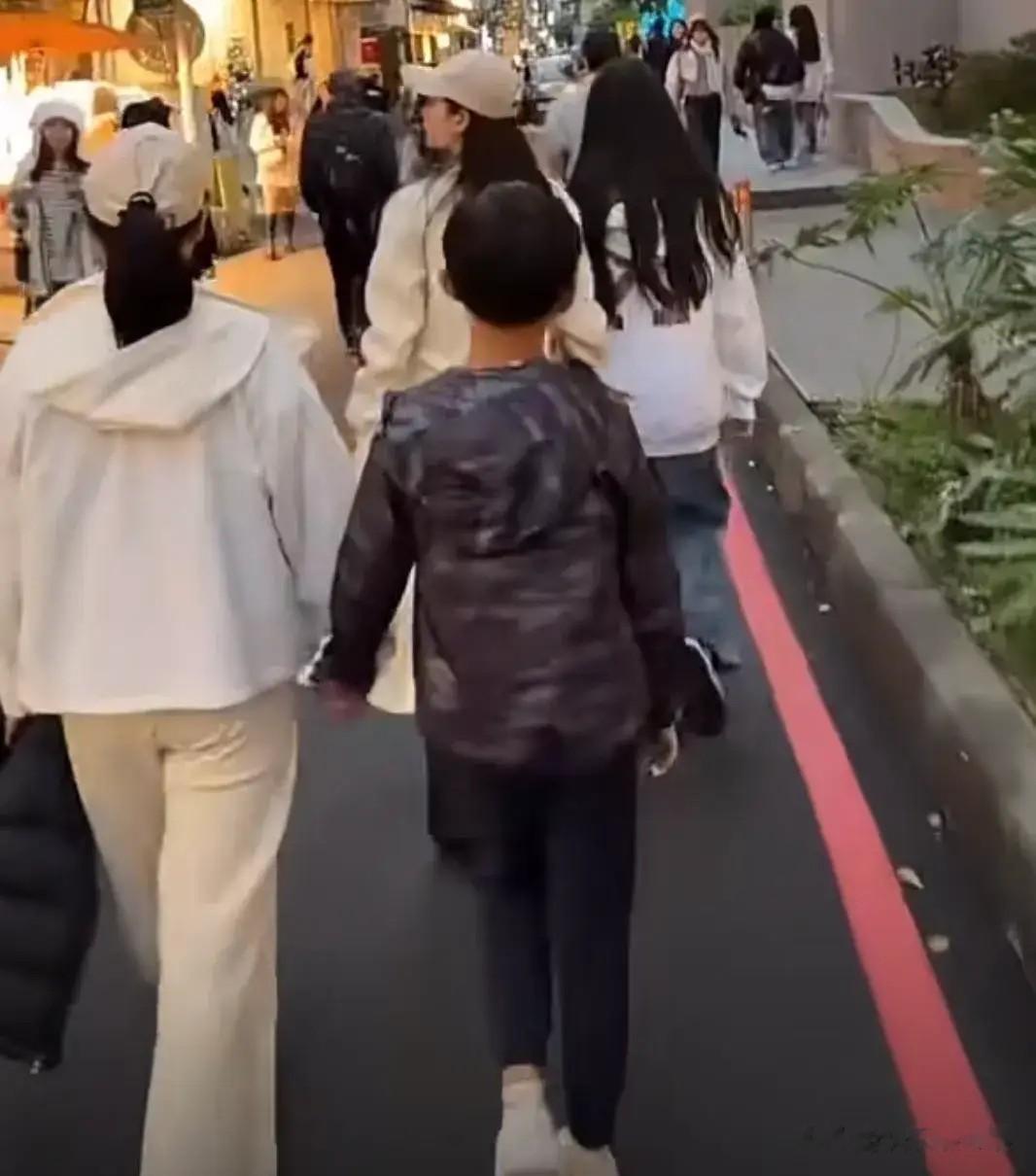 玥儿正脸像爸，鼻梁高挺单眼皮，托腮动作像极了当年大s