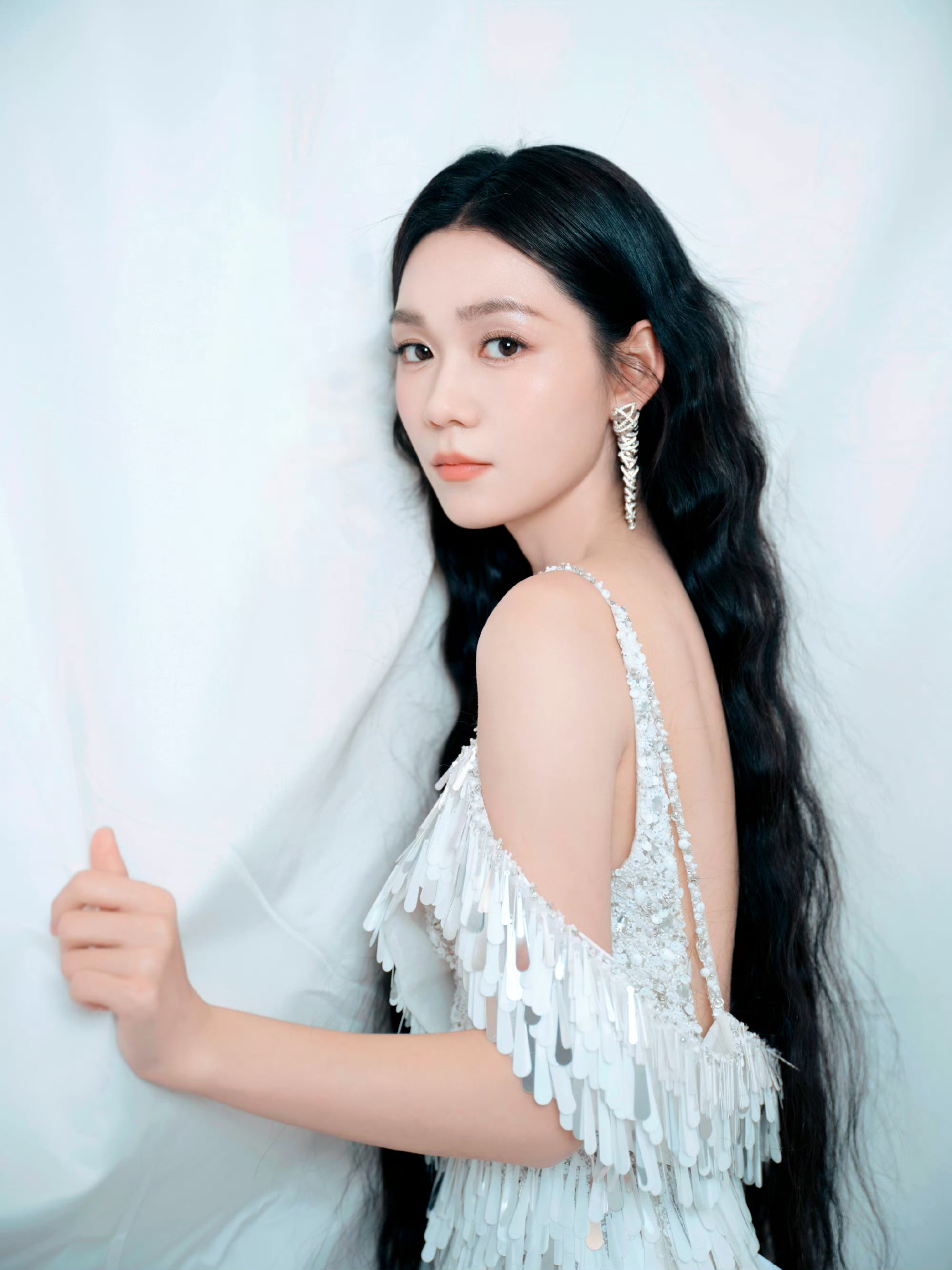 段奥娟白流苏裙似月光精灵，青绿旗袍如古画佳人