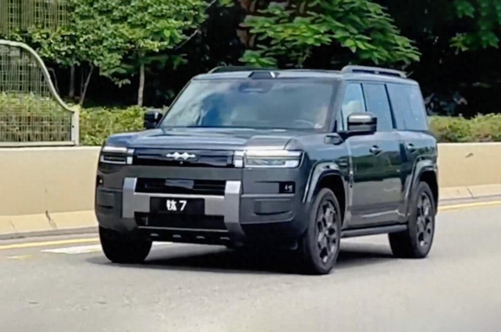 方程豹钛7霜雾灰实车曝光，外观方正硬派，有望10月下旬到店