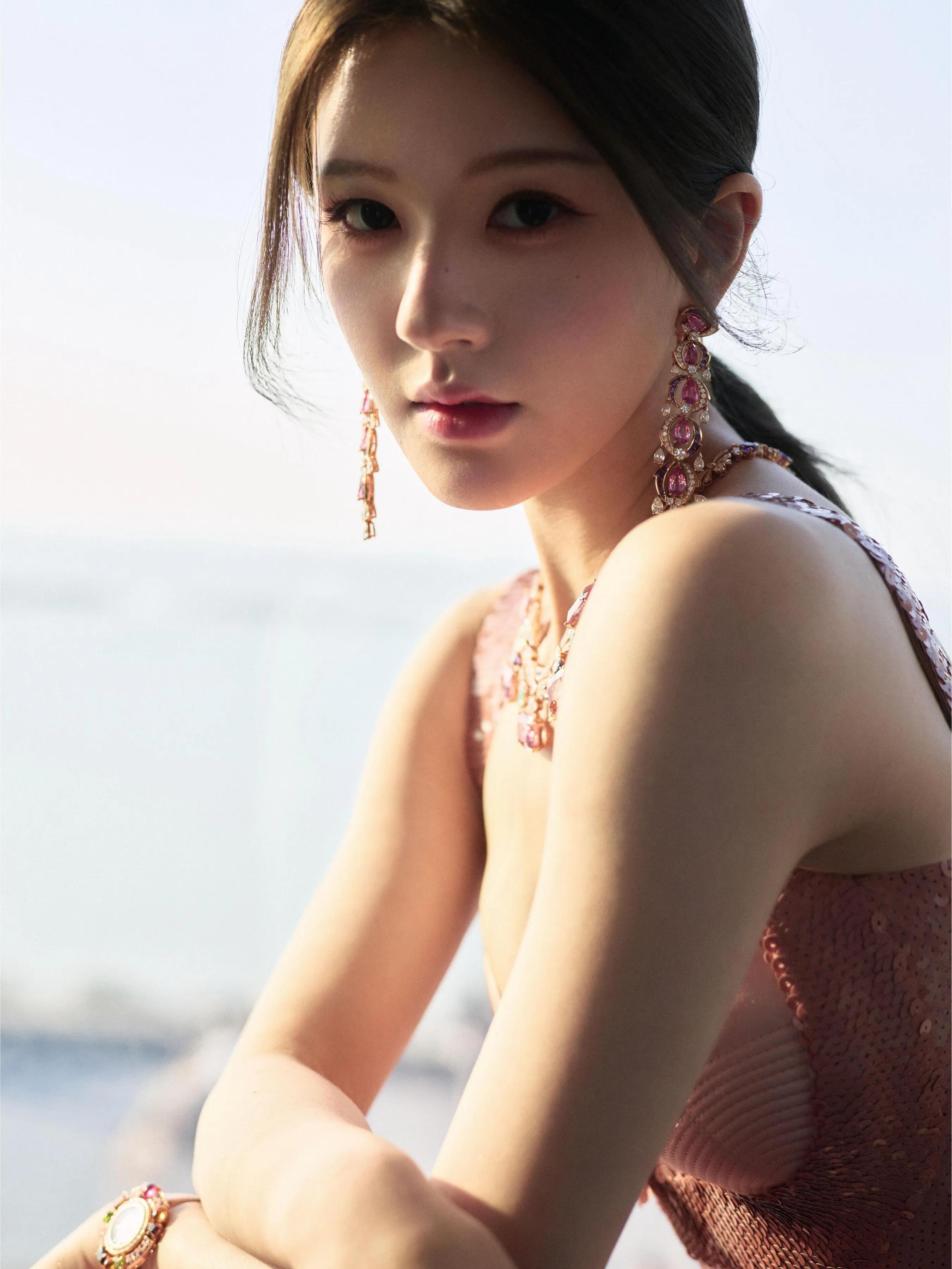 赵露思压轴走红毯,全球唯一的一套高珠给她戴了,刘亦菲失宠了