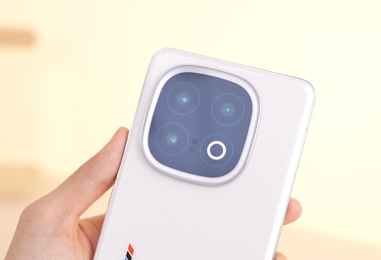 iQOO彻底清仓,骁龙8至尊版+2K屏+120W,从3999元跌至2804元