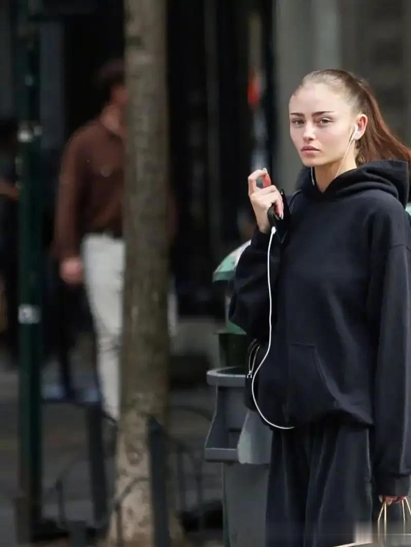 星二代莱妮·克鲁姆穿黑色好酷！用极简单品穿出校园街头感