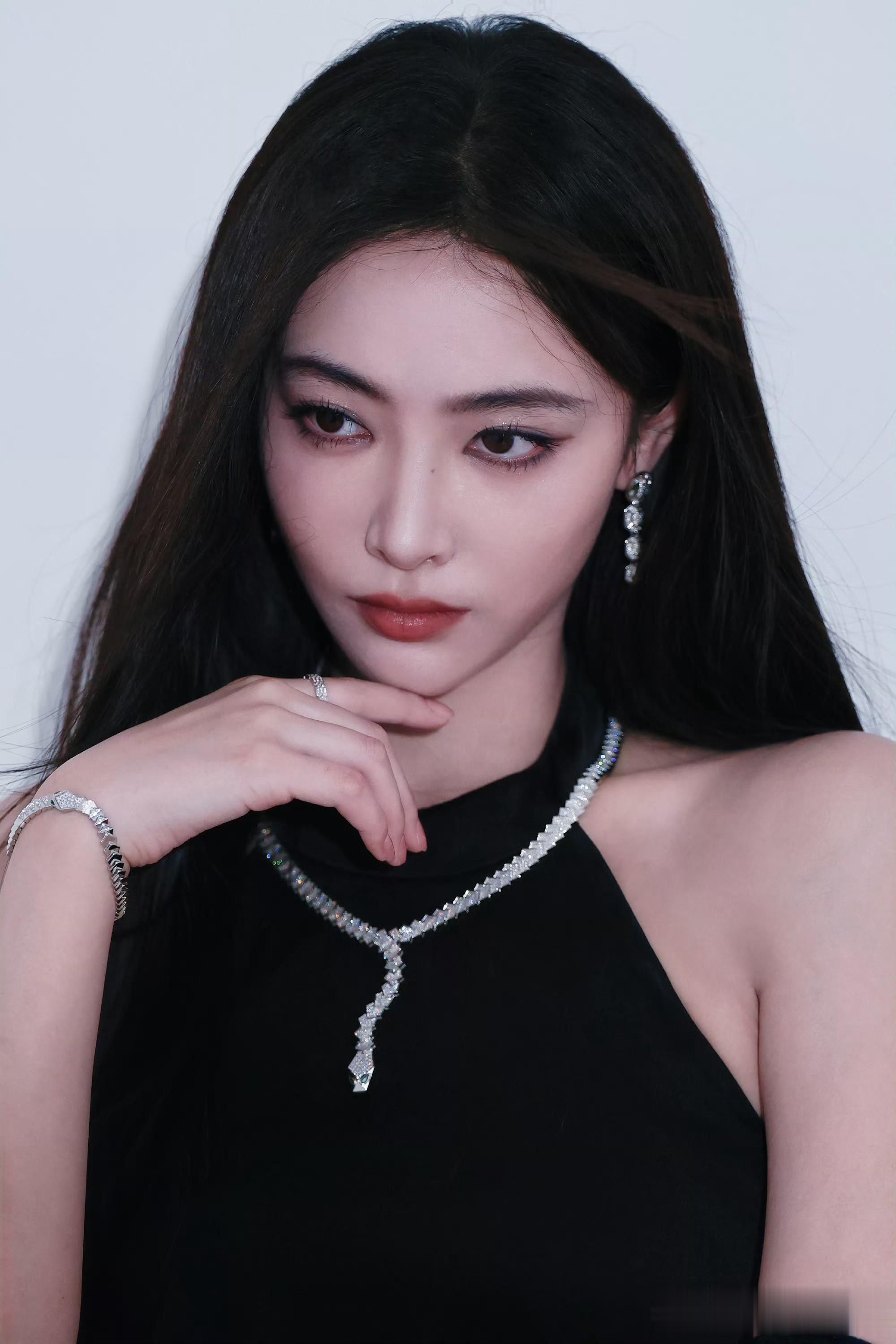 许佳琪黑裙光影大片，冷艳氛围感直接封神