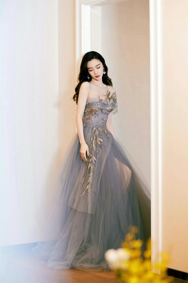 杨颖轻纱礼服,体态优美魅力写真