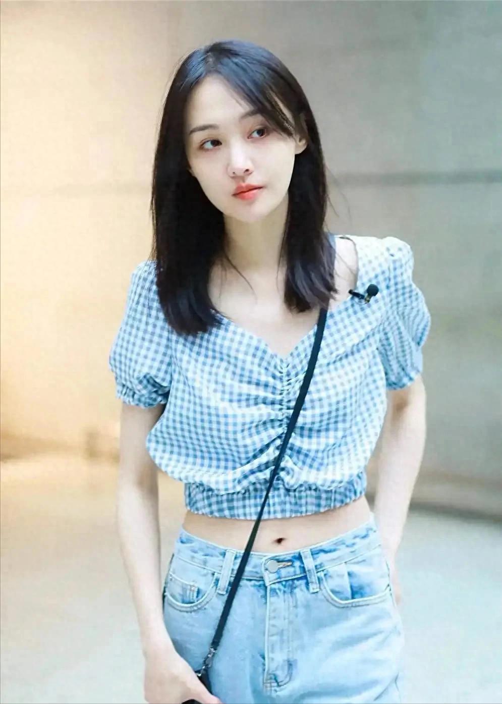 多次复出失败!郑爽小号晒自拍被秒认,账号秒封!穿男装认不出