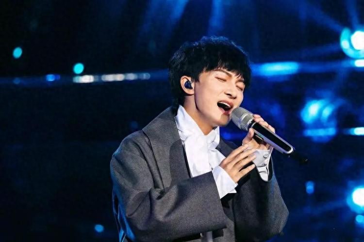 演都不演了?被央视点名仅3天,周深走上大衣哥老路,韩红没说谎