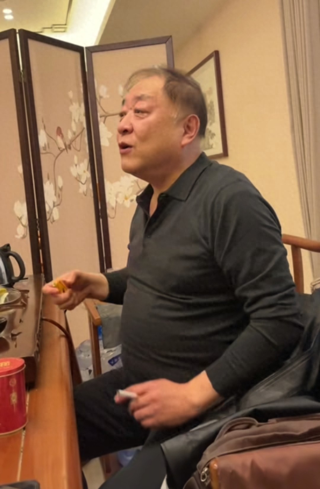 64岁演员刘斌与好友聚会，63岁丛珊罕见露面，状态年轻！