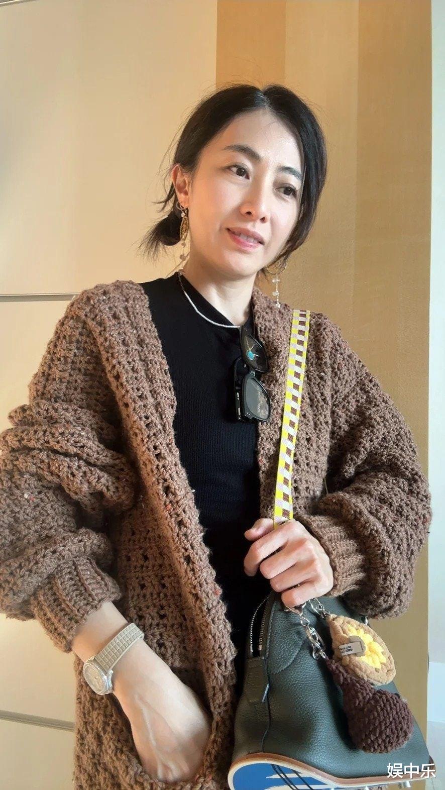 亿万富婆甘比钩织毛衣现身晚宴 网友惊叹:高级感十足