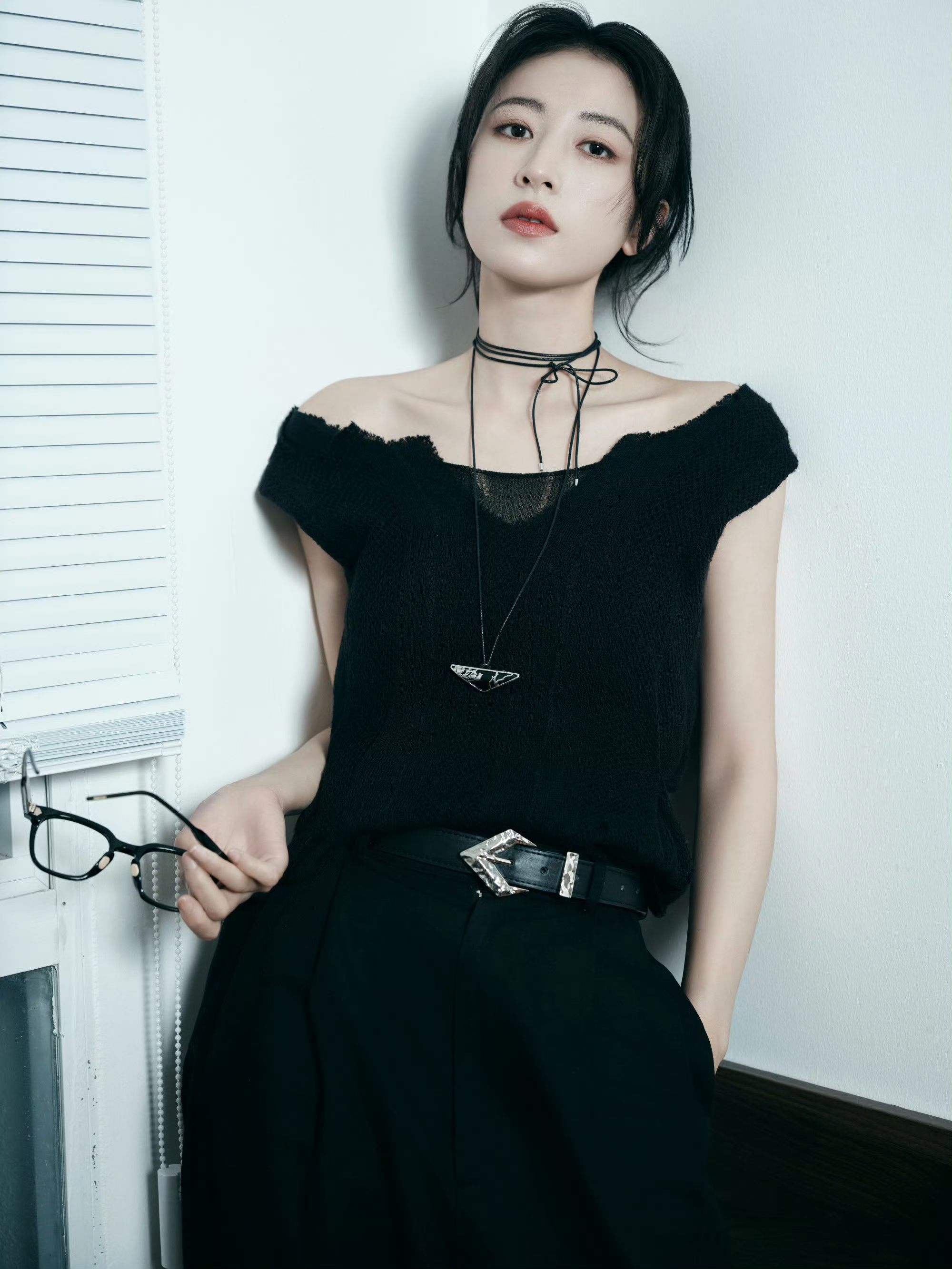 周雨彤黑色穿搭的职场眼镜姐姐