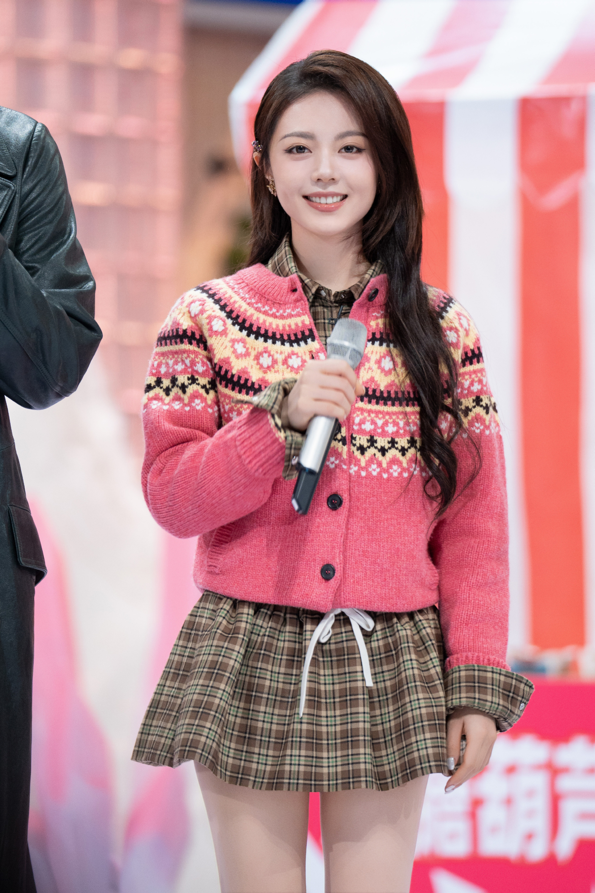 赵今麦亮相hi6，纤细长腿白皙匀称，冬日甜妹氛围感拉满