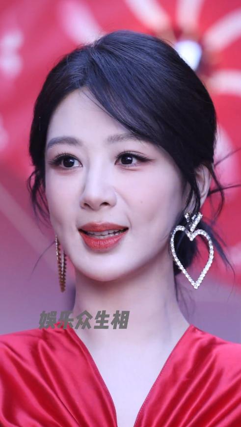 杨紫穿红裙出席活动，法令纹明显粉感严重，网友：裹个床单就来了