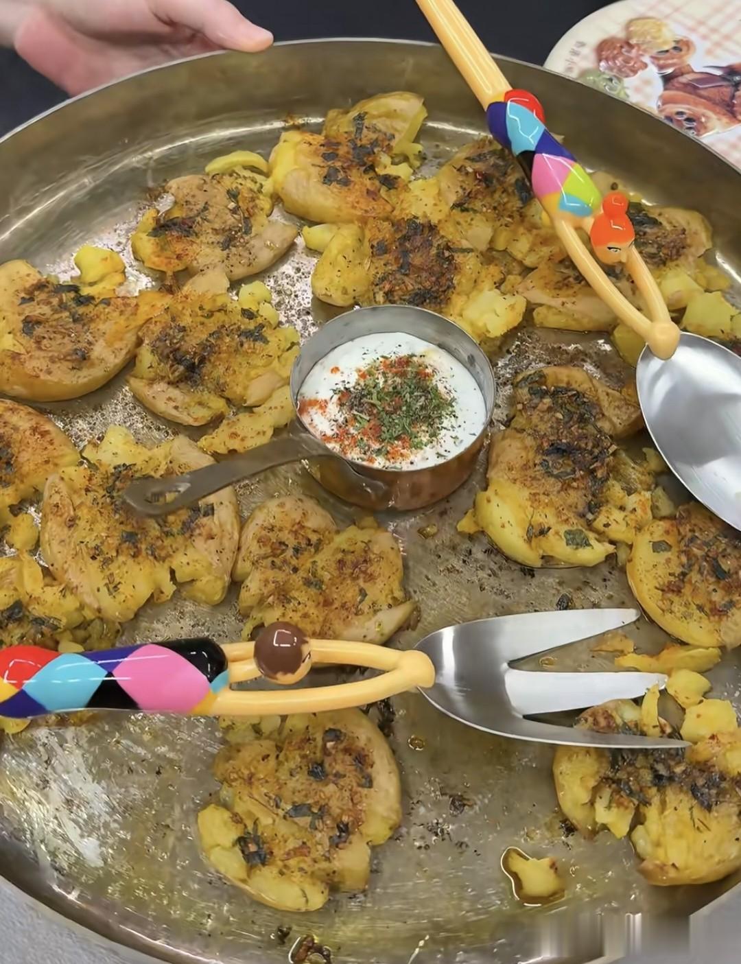 颖儿去梅婷家吃饭,别墅院子里有火炉,梅婷老公亲自下厨招待