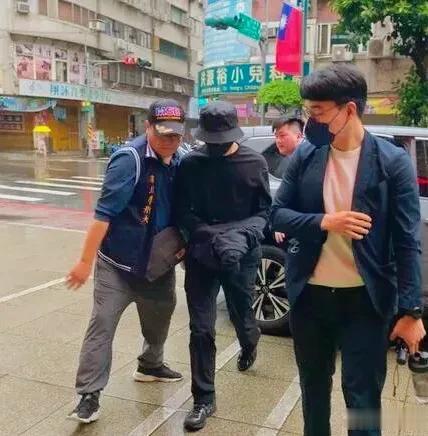 陈柏霖、贾静雯老公修杰楷,涉嫌逃兵役被拘捕,双手被拷画面曝光