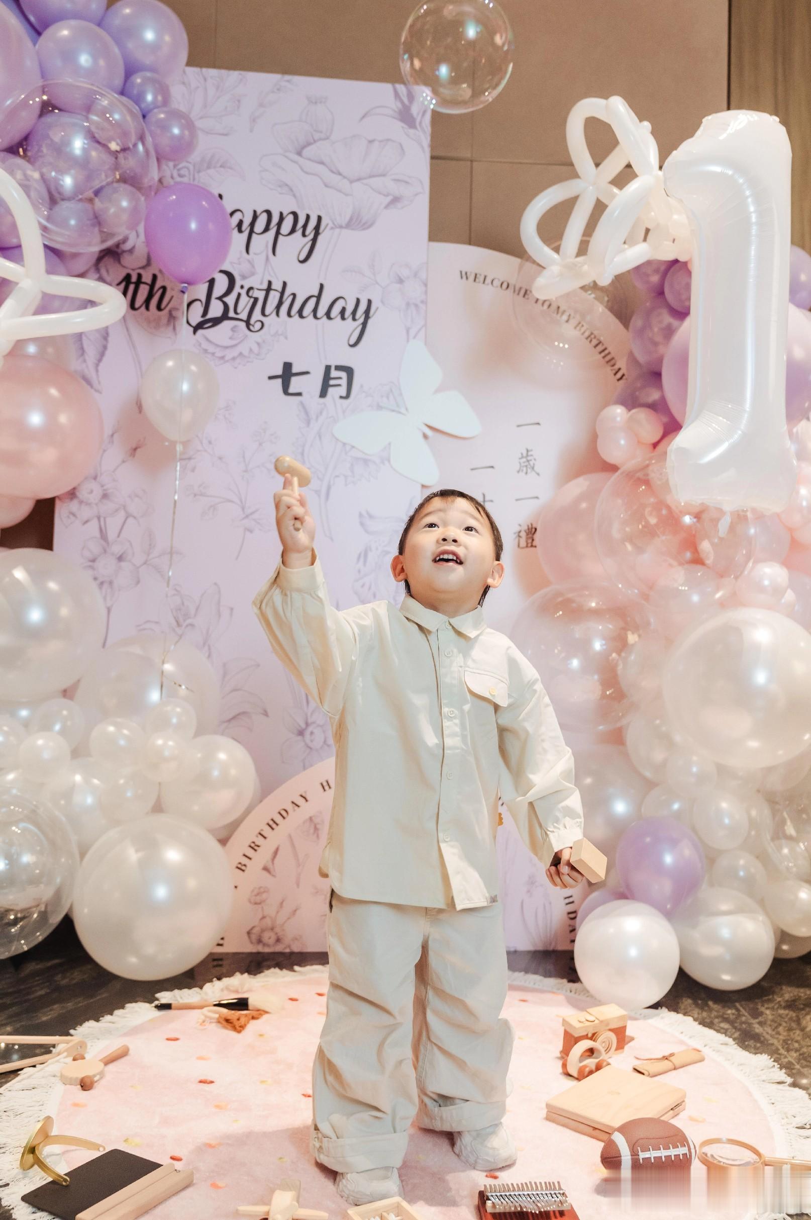 郑思维为女儿七月庆周岁生日,艾登帅气又可爱,一家四口好幸福