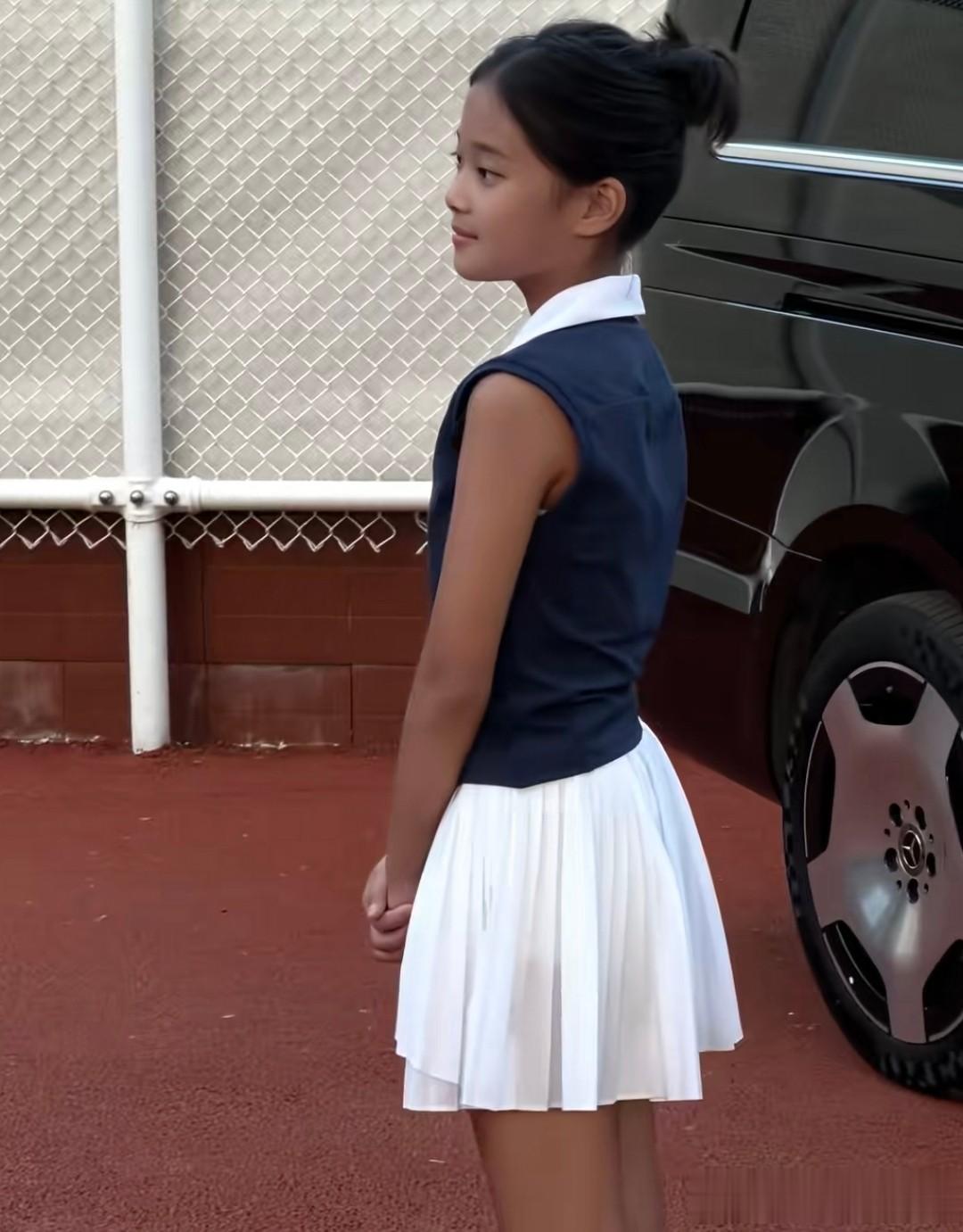 梅婷陪女儿工作，12岁快快皮肤黑但长得漂亮，母女共用一张脸