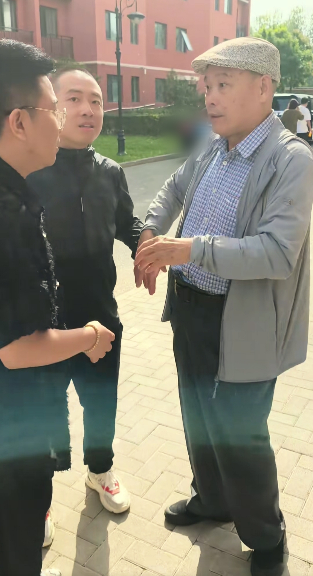 姜昆在天津参加相声展演,75岁赵伟洲穿搭时髦,罕见亮相!