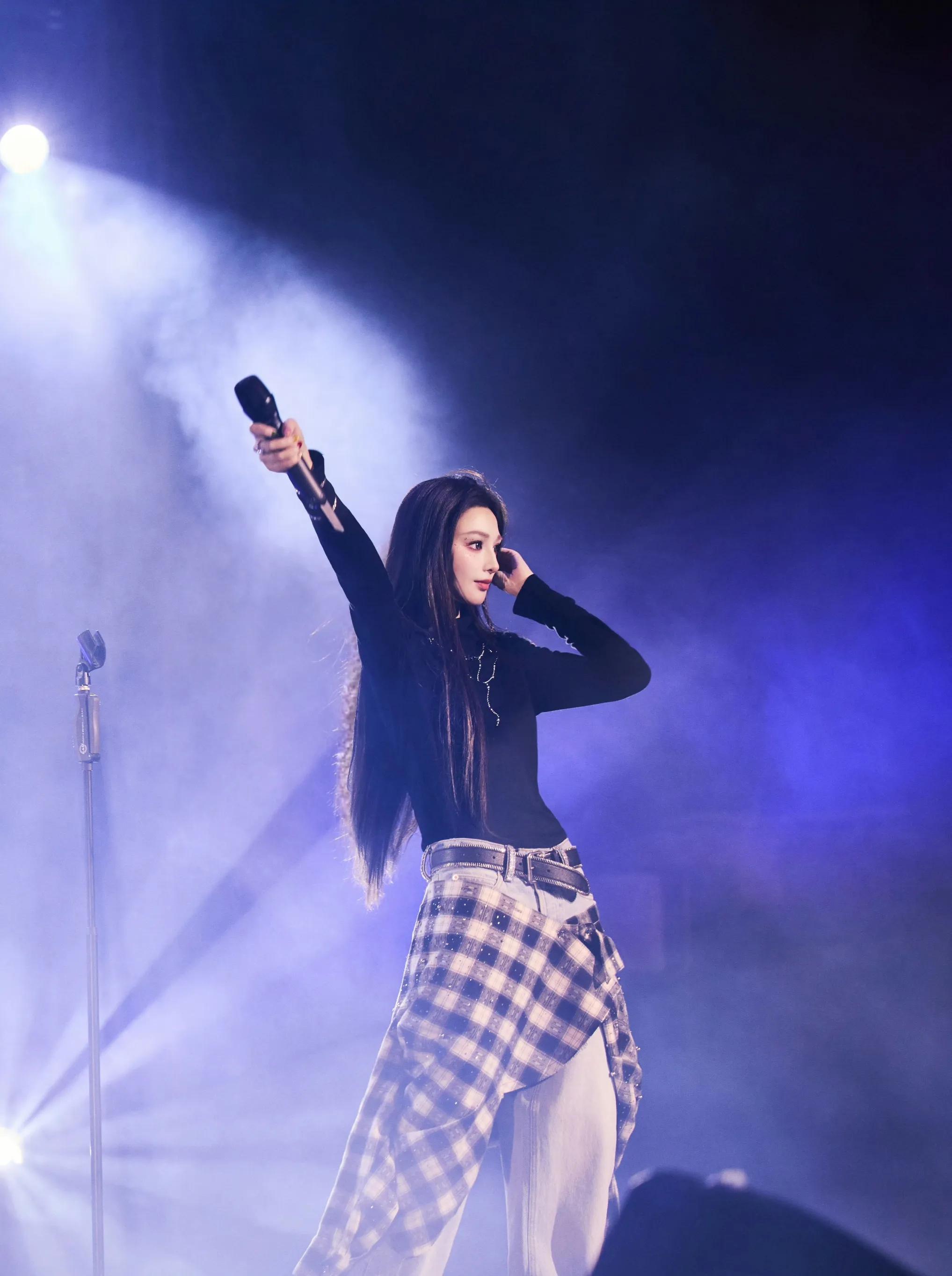 彭小苒演唱会美图，性感小蛮腰绝了